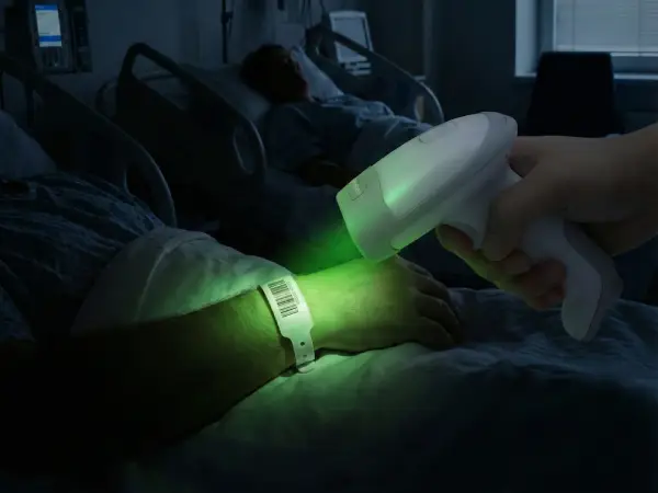 Skanowanie kodu w nocy zielonym celownikiem