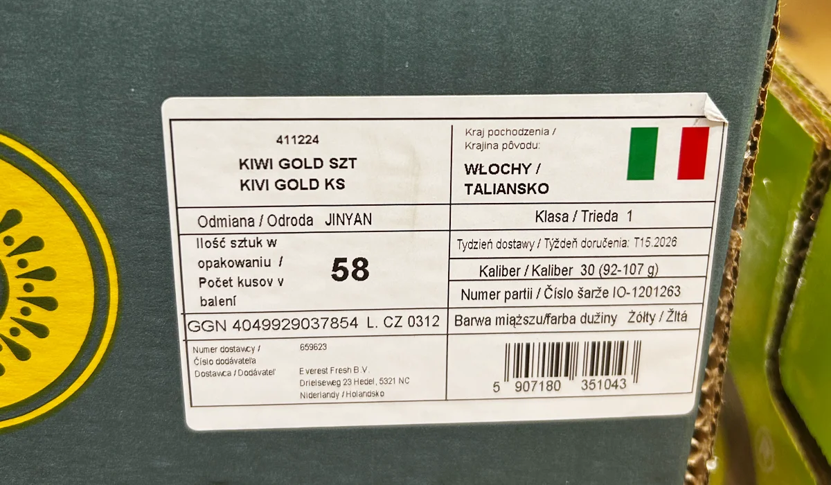 Etykieta z flagą naklejona na kartonowe opakowanie zbiorcze