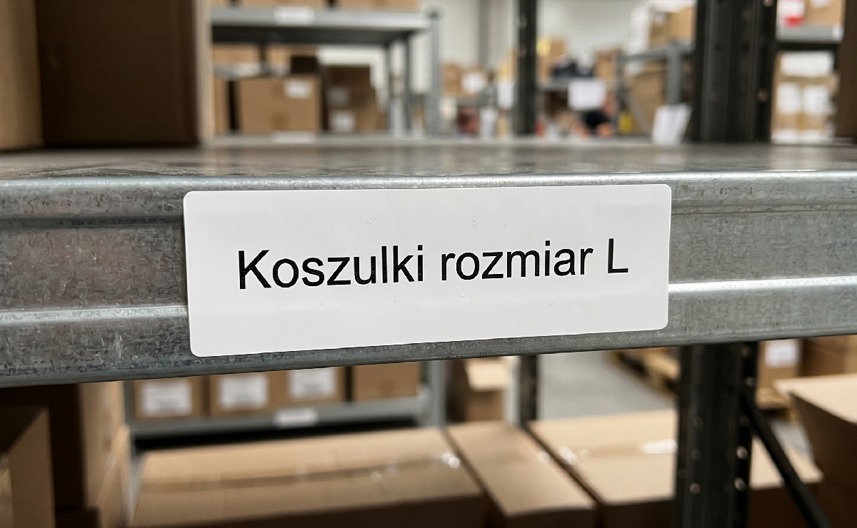 Etykieta opisująca półkę na magazynie