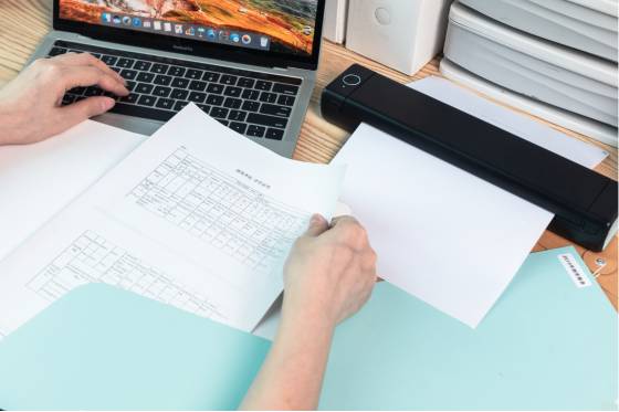 Drukarka AIMO M08F drukująca dokument na biurku