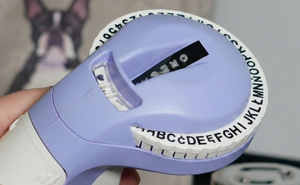 Wytłaczarka Specmark TP-B90 fioletowa z wystającą taśmą