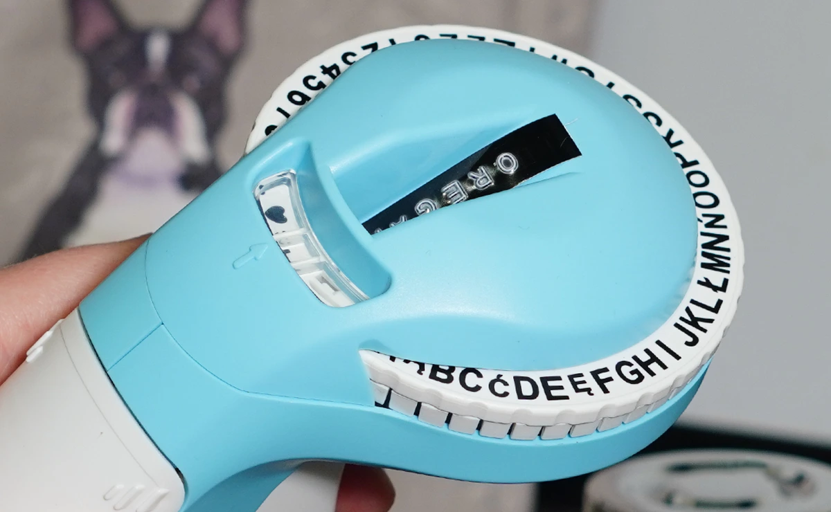 Wytłaczarka Specmark TP-B90 niebieska z wystającą taśmą