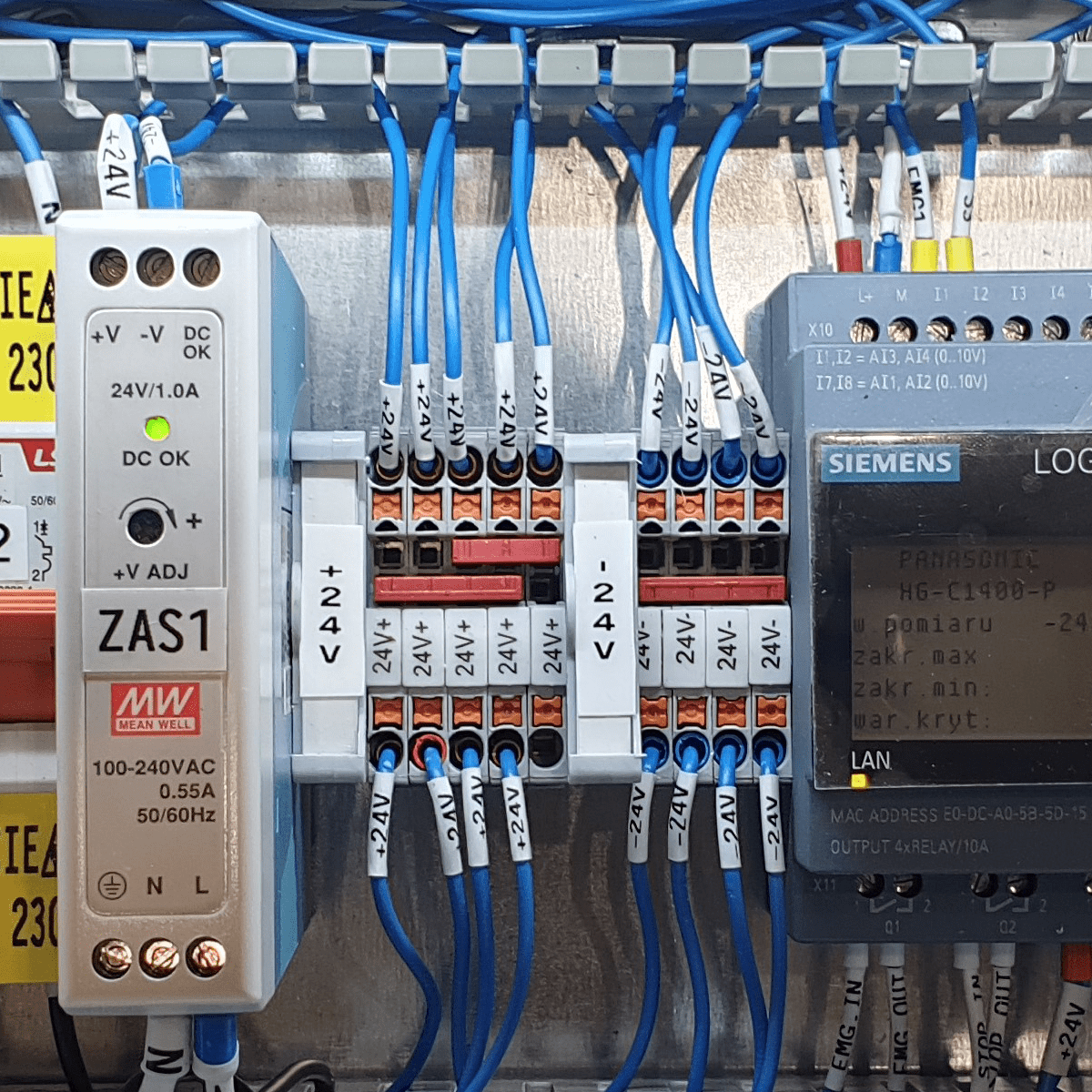 Kable w skrzynce elektrycznej opisane rurkami termokurczliwymi