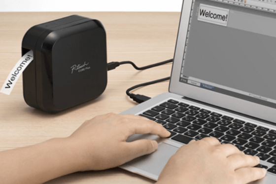 Drukarka Brother P-touch PT-D710BT Cube podpięta do komputera