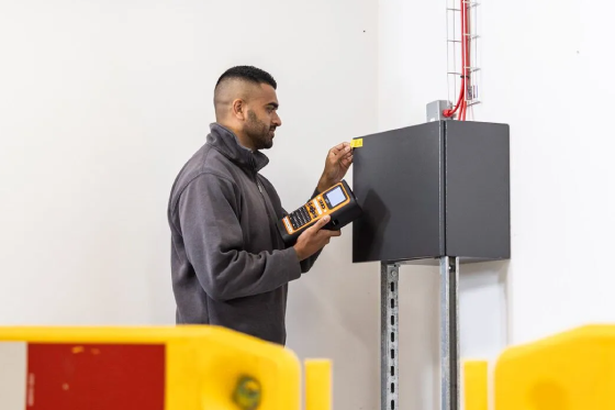 Opisywanie skrzynki elektrycznej wydrukami z drukarki PT-E560