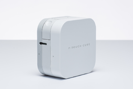 Drukarka Brother P-touch PT-P300BT Cube z lewej strony