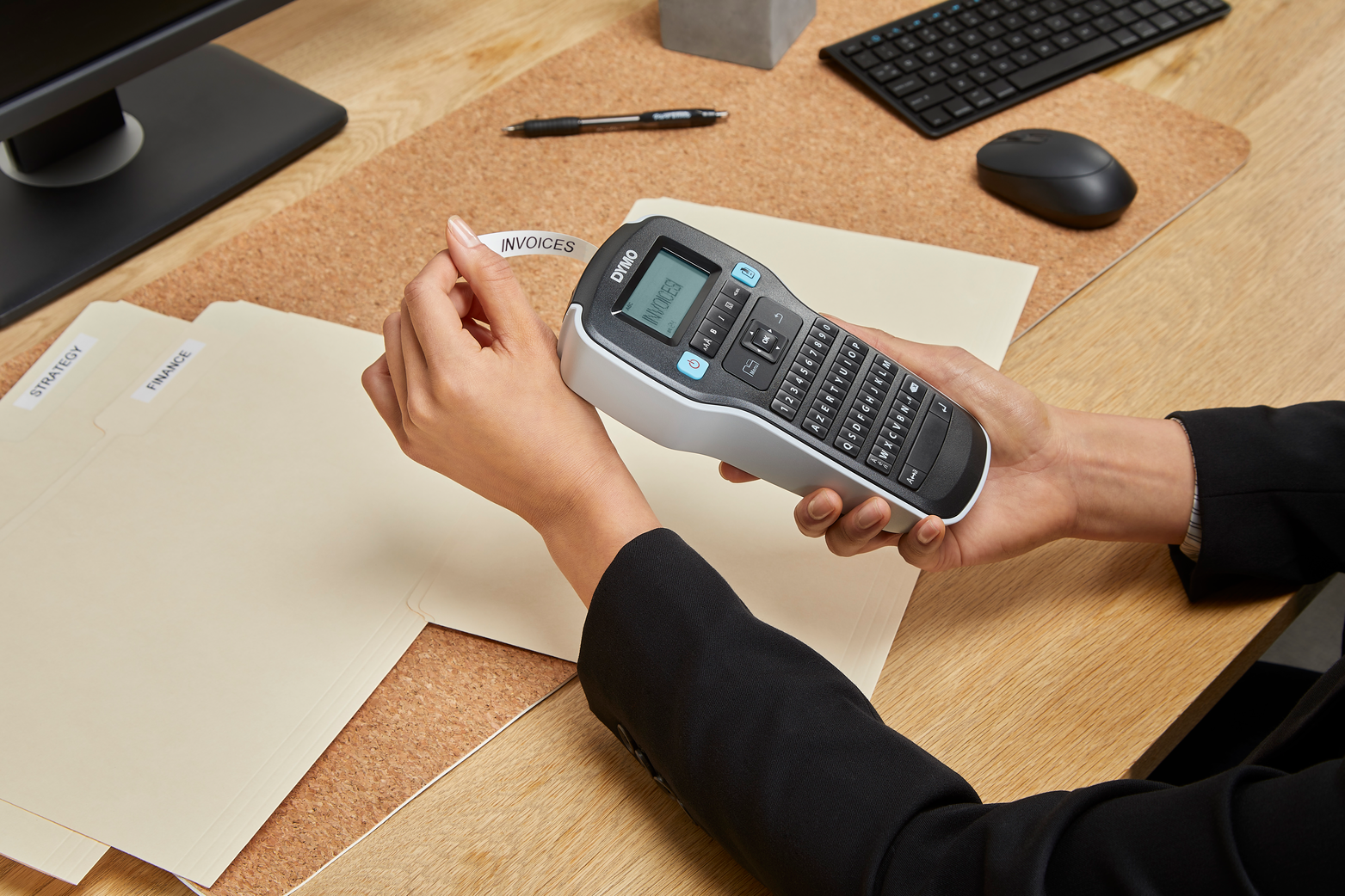 Drukarka DYMO LM 160 drukująca opisy na teczki z dokumentami