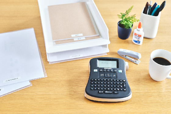 Drukarka DYMO LM 210D+ w biurze opisująca przedmioty biurowe