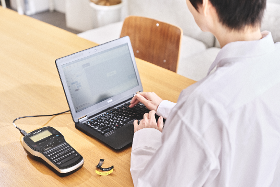 Drukarka DYMO LM 280 podłączona do komputera kablem USB