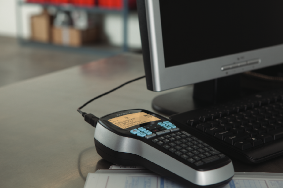 Drukarka DYMO LM 420P podpięta do komputera