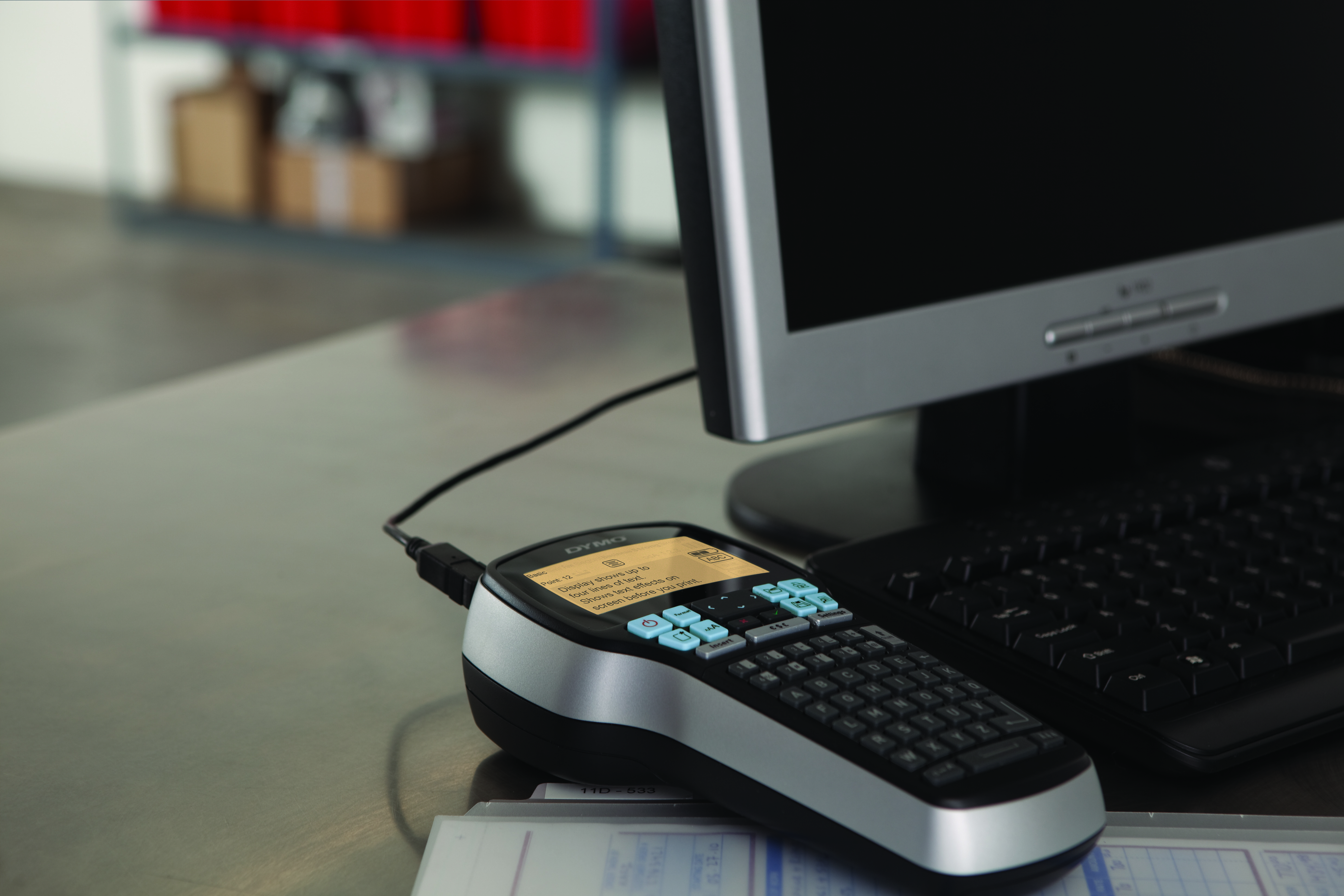 Drukarka DYMO LM 420P podpięta przez kabel USB do komputera