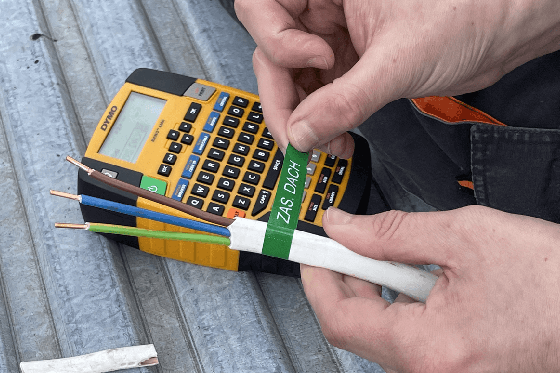 Opisany kabel przez DYMO Rhino 4200