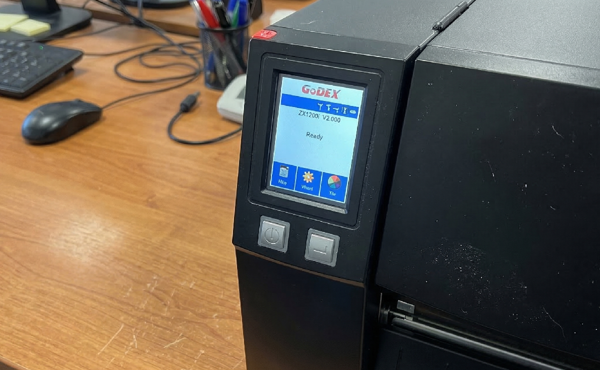 Zbliżenie na wyświetlacz drukarki GoDEX ZX1200i+