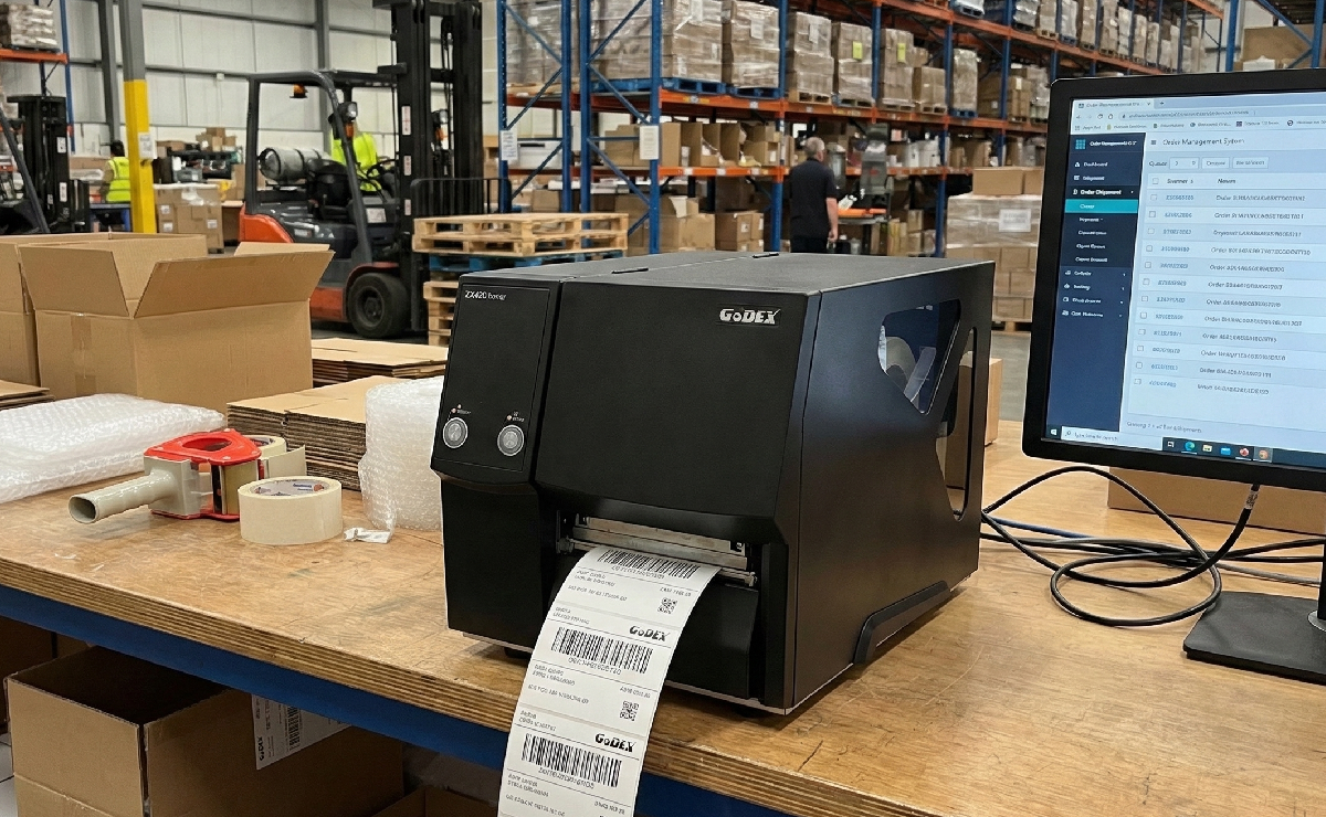 Drukarka GoDEX ZX420 drukująca etykietę kurierską